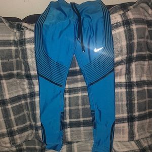 I’m selling these really cute Nike workout pants